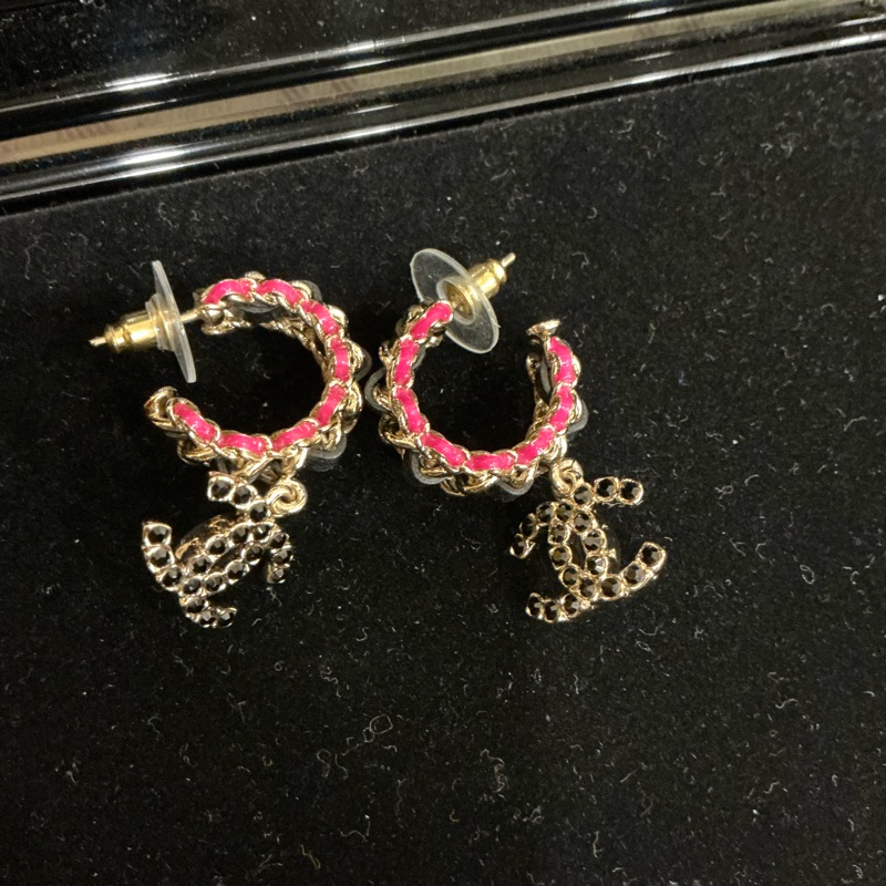 Chanel 皮穿黑鑽雙C針式耳環-8