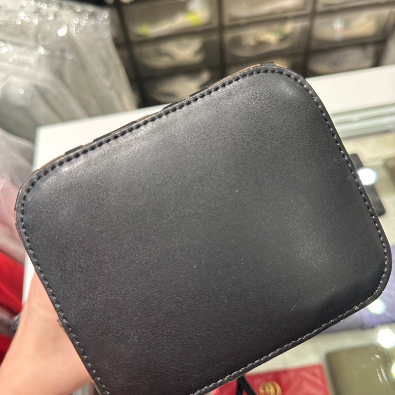 💎Han's house精品服飾💎FENDI FF 側背包 水桶包-6