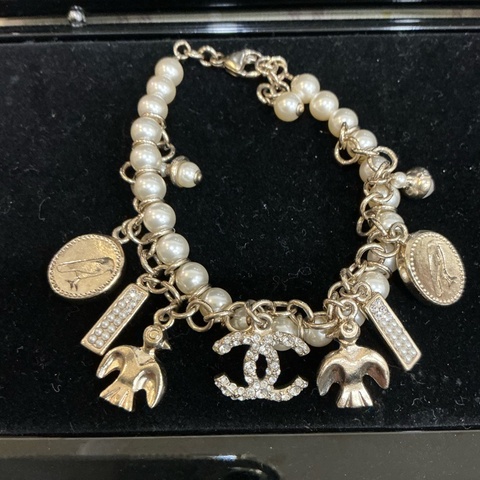 Chanel 滿滿各式吊墜珍珠手環