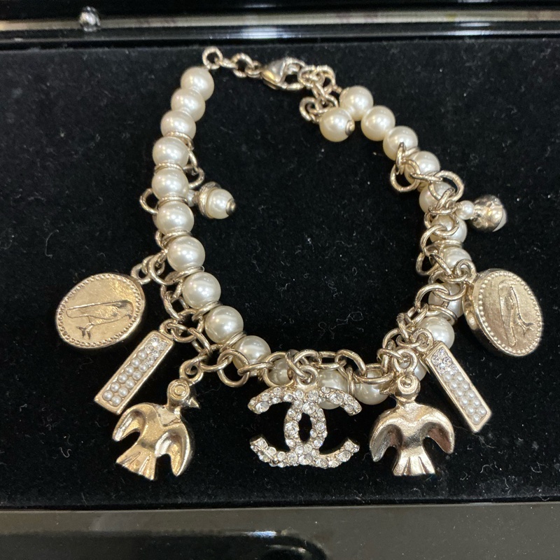 Chanel 滿滿各式吊墜珍珠手環-0