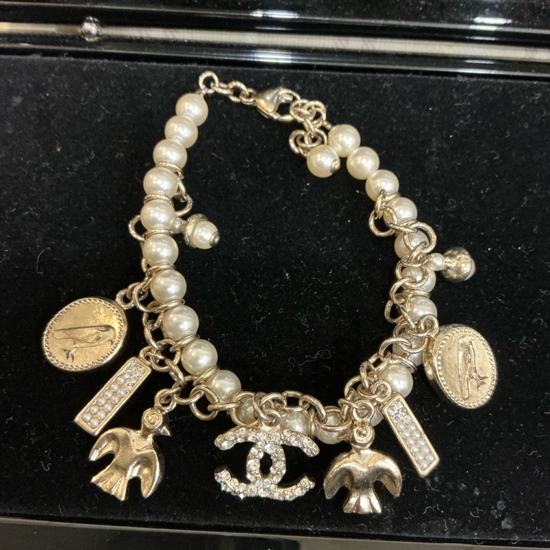 Chanel 滿滿各式吊墜珍珠手環-1