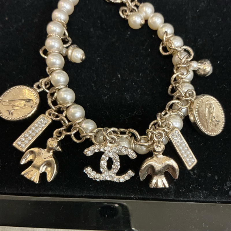 Chanel 滿滿各式吊墜珍珠手環-2