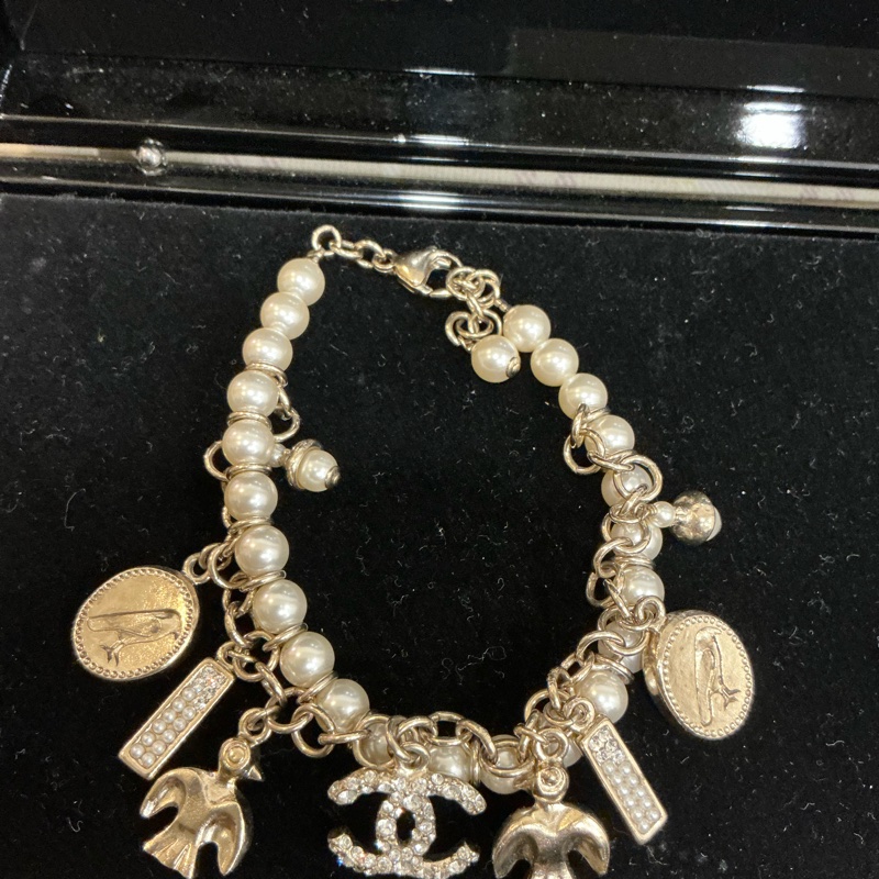 Chanel 滿滿各式吊墜珍珠手環-4