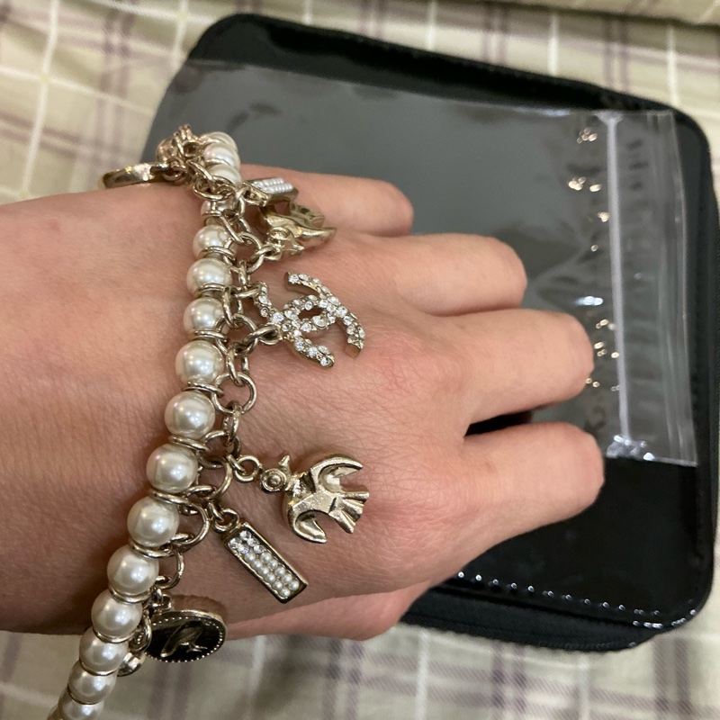 Chanel 滿滿各式吊墜珍珠手環-7