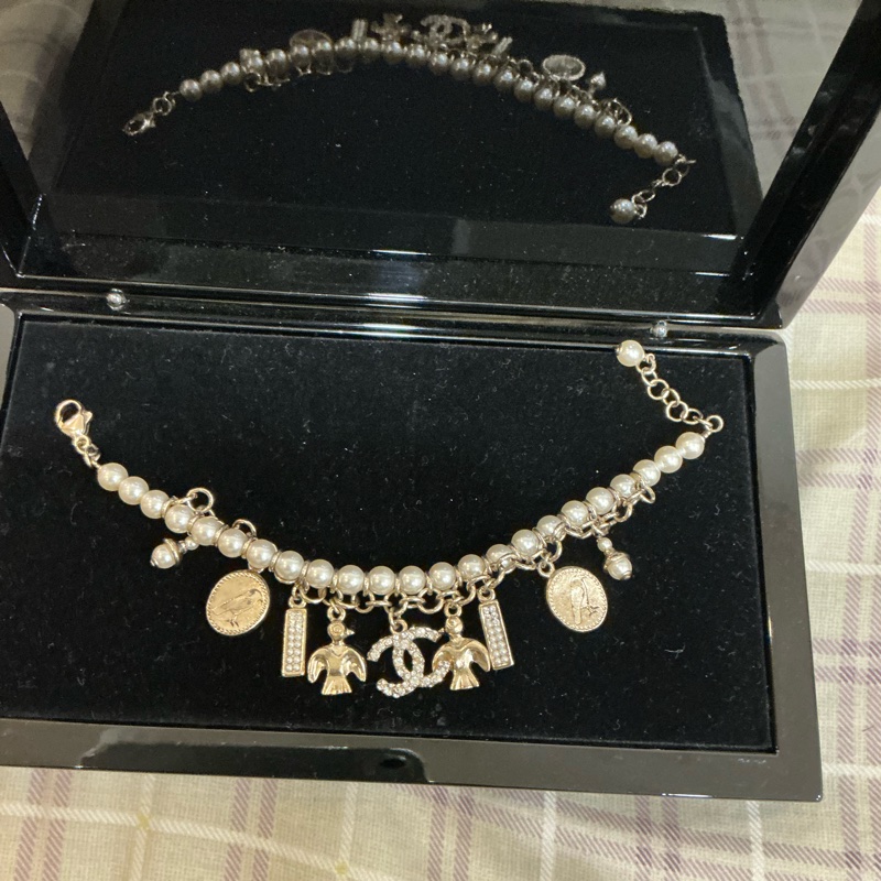 Chanel 滿滿各式吊墜珍珠手環-14