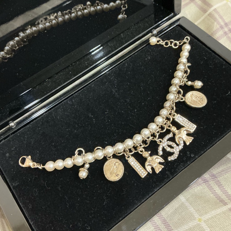 Chanel 滿滿各式吊墜珍珠手環-17