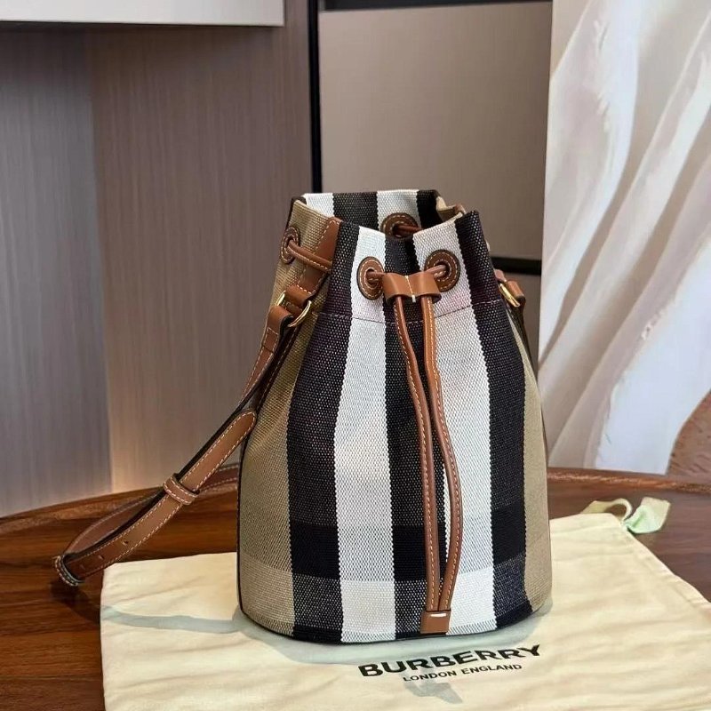 💎Han's house精品服飾💎Burberry 經典 棉麻 牛皮飾邊 格紋 水桶包 側背包 80840451-0