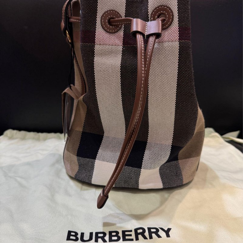 💎Han's house精品服飾💎Burberry 經典 棉麻 牛皮飾邊 格紋 水桶包 側背包 80840451-1
