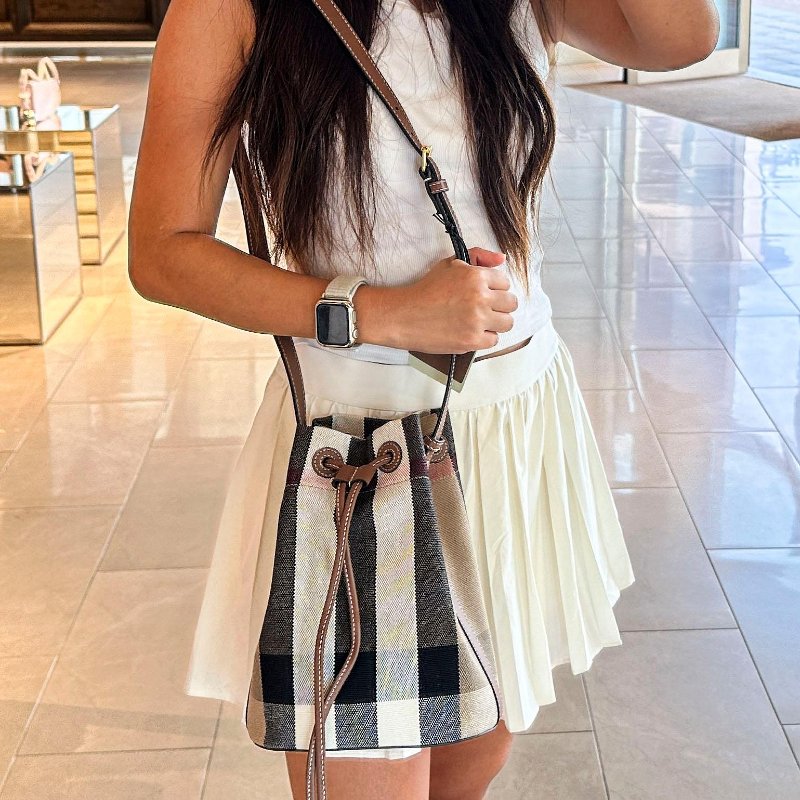 💎Han's house精品服飾💎Burberry 經典 棉麻 牛皮飾邊 格紋 水桶包 側背包 80840451-4