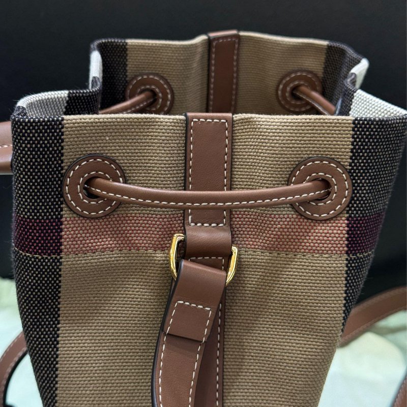 💎Han's house精品服飾💎Burberry 經典 棉麻 牛皮飾邊 格紋 水桶包 側背包 80840451-8