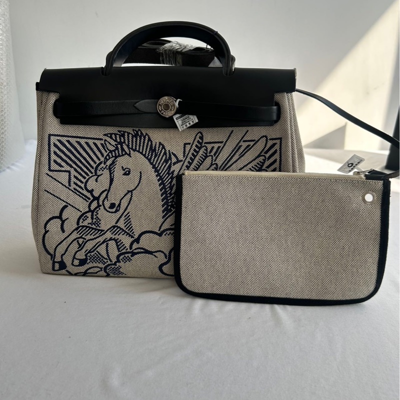 到📍Hermès 愛馬仕 Herbag 31 Y刻 黑色銀扣飛馬塗鴉限量版，保存狀態好！-0