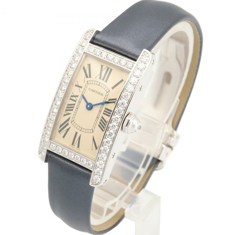卡地亞 Tank Américaine SM 女士腕錶，鑲鑽錶圈，18K 白金錶殼 (WB707331)，皮革錶帶，鑲鑽，象牙色和銀色錶盤-1