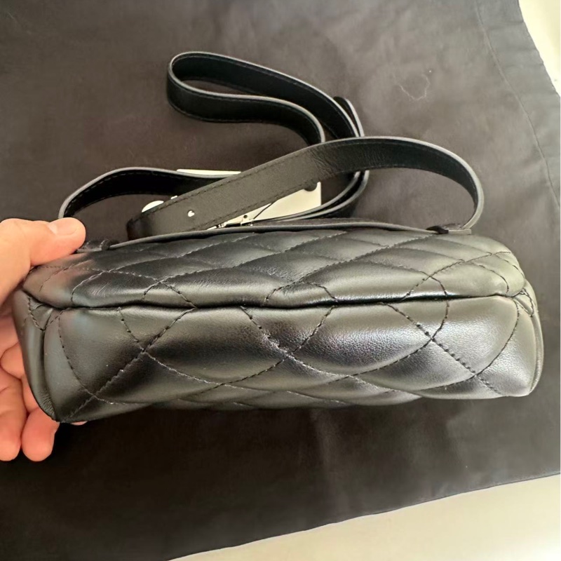 全新 Chanel黑色銀扣羊皮員工腰包-1