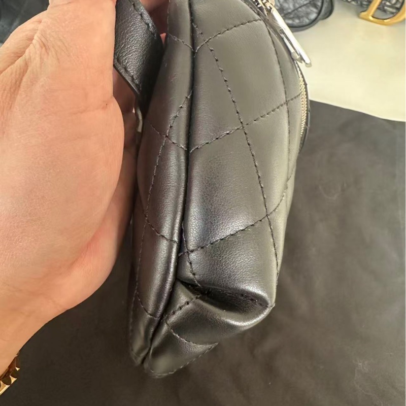 全新 Chanel黑色銀扣羊皮員工腰包-3