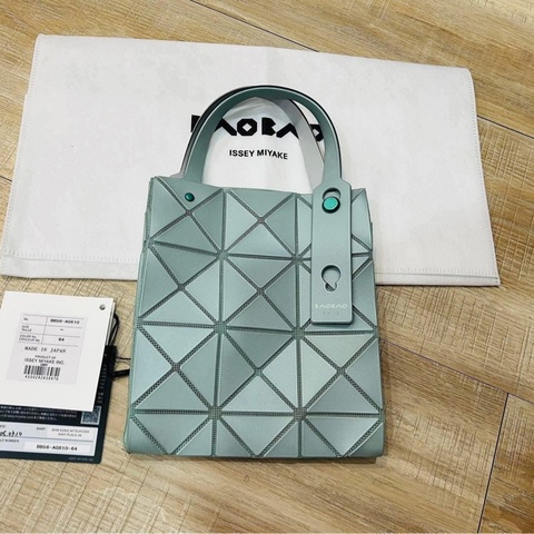 Issey Miyake BAOBAO霧面綠｜莫蘭迪綠3x3手提包｜小鑽石包
