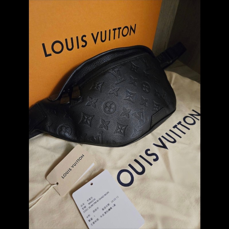LV 路易威登M46036 經典花紋壓紋小牛皮肩斜背胸口包/腰包(黑)-1