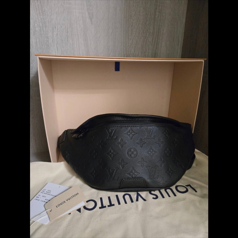 LV 路易威登M46036 經典花紋壓紋小牛皮肩斜背胸口包/腰包(黑)-2