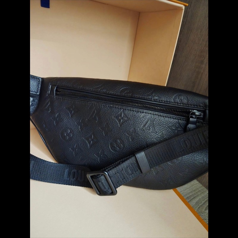 LV 路易威登M46036 經典花紋壓紋小牛皮肩斜背胸口包/腰包(黑)-3