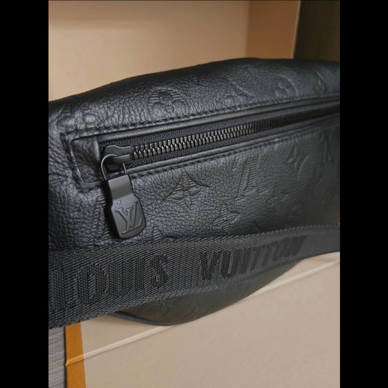 LV 路易威登M46036 經典花紋壓紋小牛皮肩斜背胸口包/腰包(黑)-4