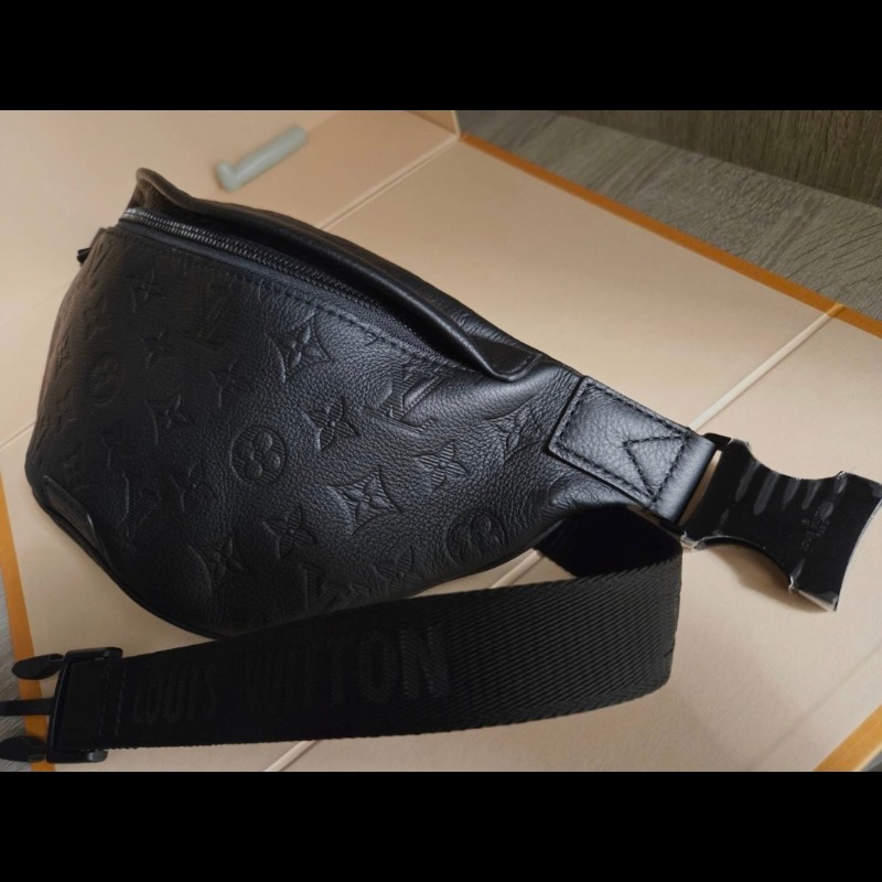 LV 路易威登M46036 經典花紋壓紋小牛皮肩斜背胸口包/腰包(黑)-5