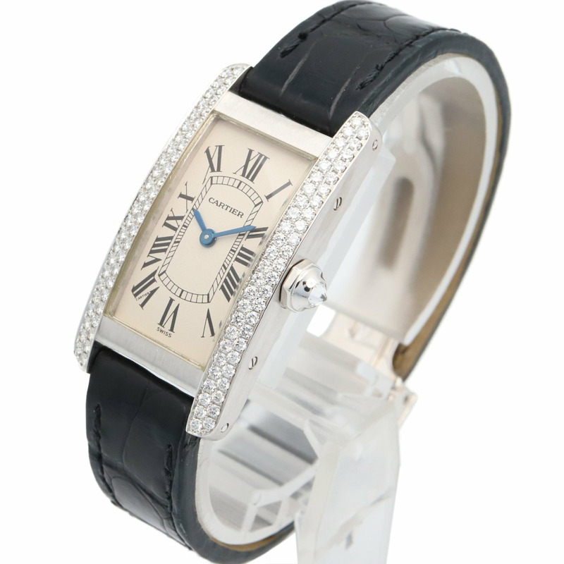卡地亞 Tank Américaine SM 女士腕錶，鑲鑽錶圈，18K 白金，鑽石，皮革錶帶，銀色，型號 WB701851-1