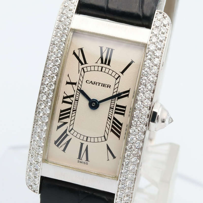 卡地亞 Tank Américaine SM 女士腕錶，鑲鑽錶圈，18K 白金，鑽石，皮革錶帶，銀色，型號 WB701851-2