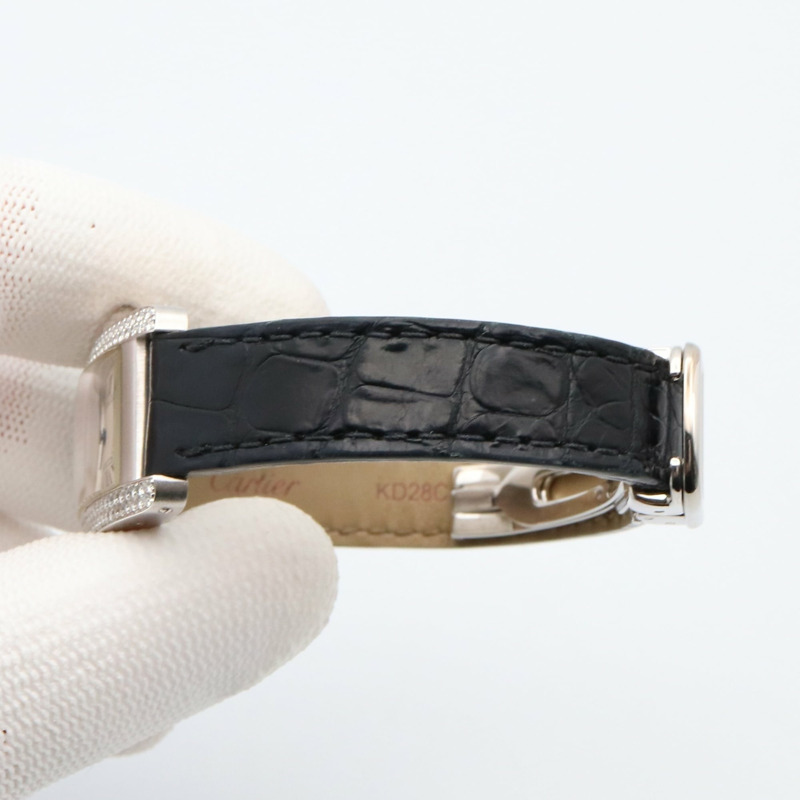 卡地亞 Tank Américaine SM 女士腕錶，鑲鑽錶圈，18K 白金，鑽石，皮革錶帶，銀色，型號 WB701851-7