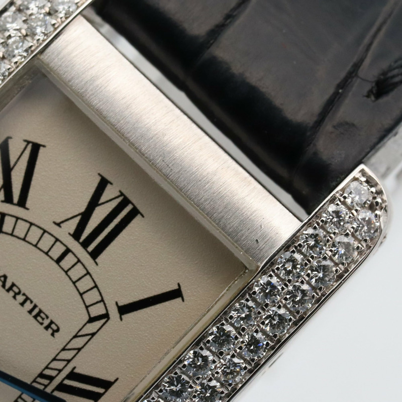 卡地亞 Tank Américaine SM 女士腕錶，鑲鑽錶圈，18K 白金，鑽石，皮革錶帶，銀色，型號 WB701851-8