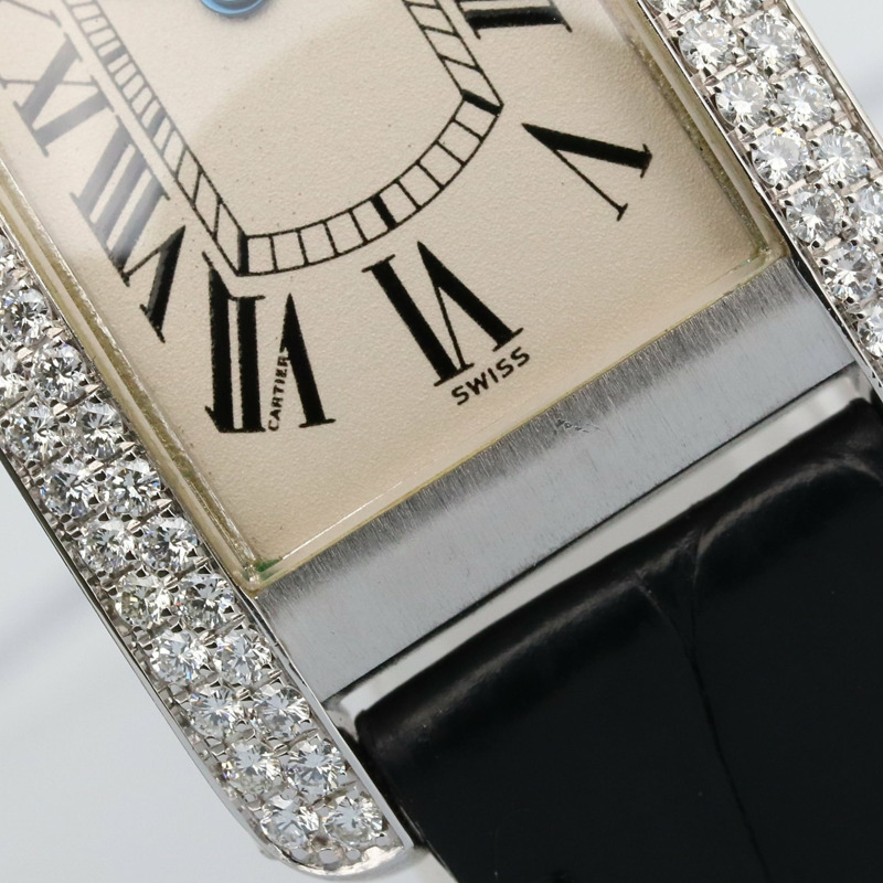 卡地亞 Tank Américaine SM 女士腕錶，鑲鑽錶圈，18K 白金，鑽石，皮革錶帶，銀色，型號 WB701851-9