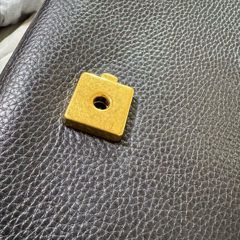 Gucci 斜背包 黑色牛皮 金釦-34