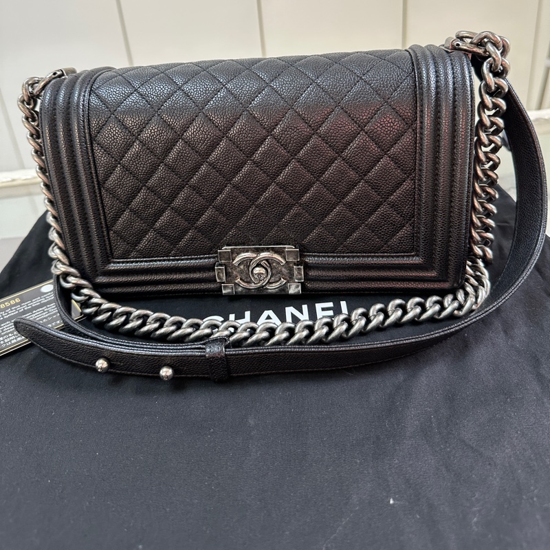 CHANEL BOY 經點菱格黑色25cm口蓋包-0
