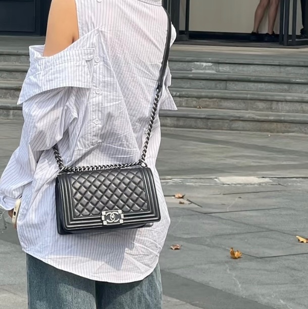 CHANEL BOY 經點菱格黑色25cm口蓋包-6