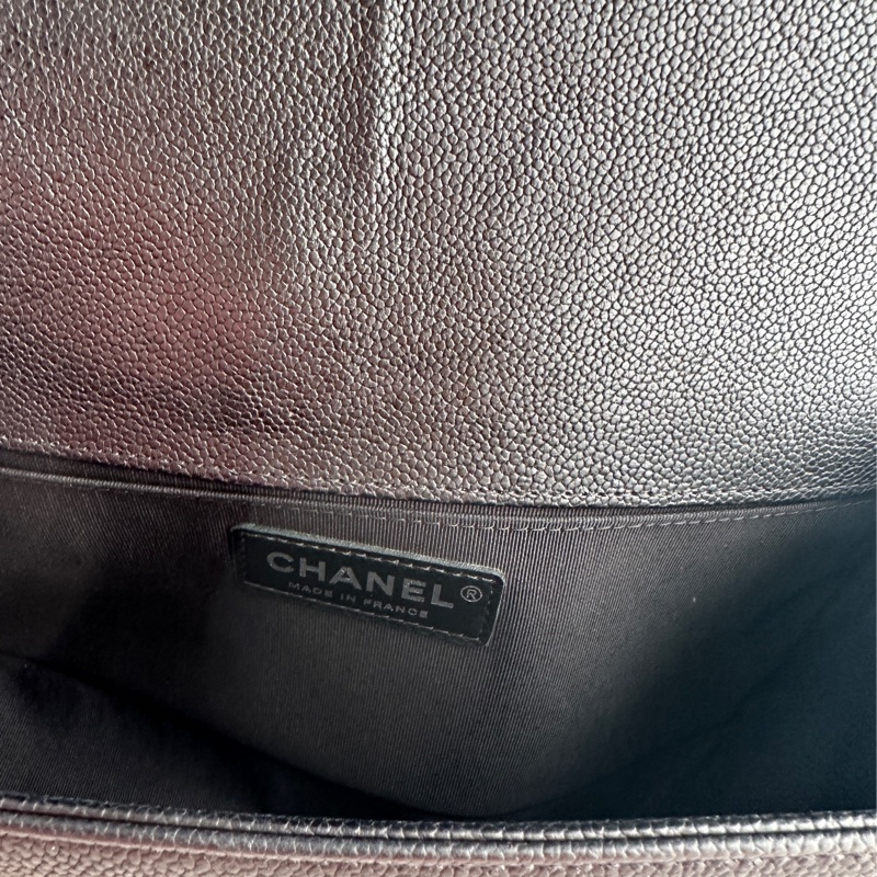 CHANEL BOY 經點菱格黑色25cm口蓋包-16