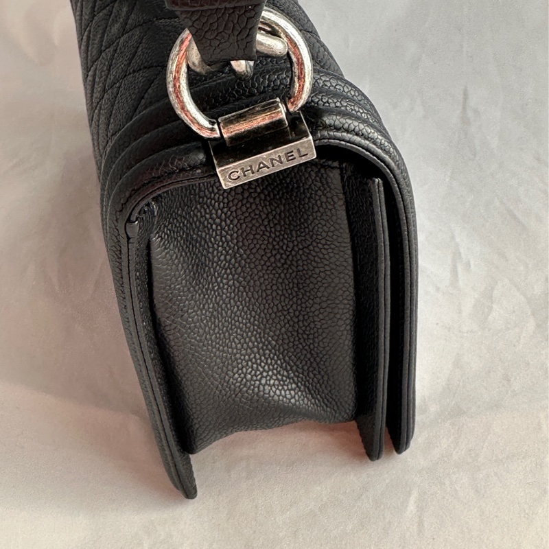 CHANEL BOY 經點菱格黑色25cm口蓋包-19