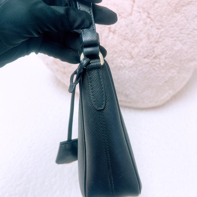 Prada hobo 全皮黑色腋下包-10