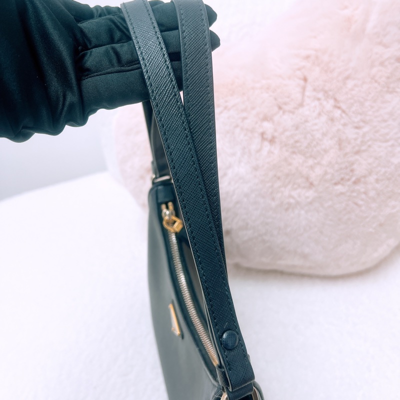 Prada hobo 全皮黑色腋下包-11