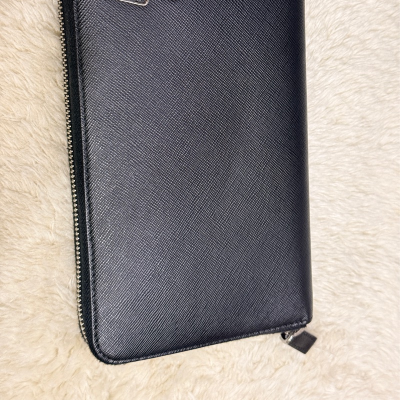未使用閑置品✨專櫃近4萬🏅商務人士必備的Prada黑色防刮牛皮拉鍊長夾  商務長夾 護照錢包 卡層多 有拉鍊零錢袋-7