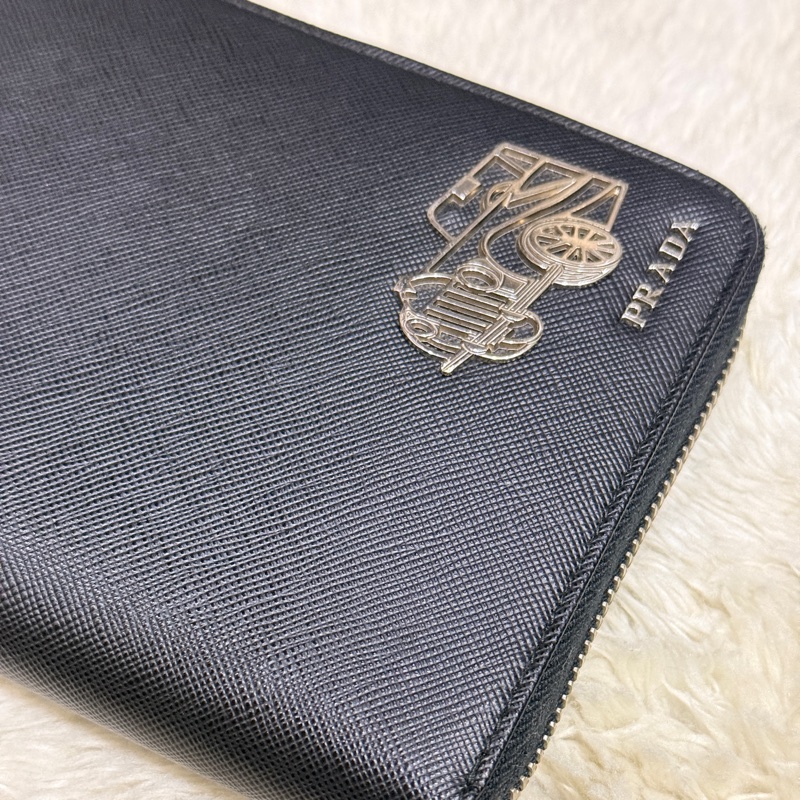 未使用閑置品✨專櫃近4萬🏅商務人士必備的Prada黑色防刮牛皮拉鍊長夾  商務長夾 護照錢包 卡層多 有拉鍊零錢袋-11