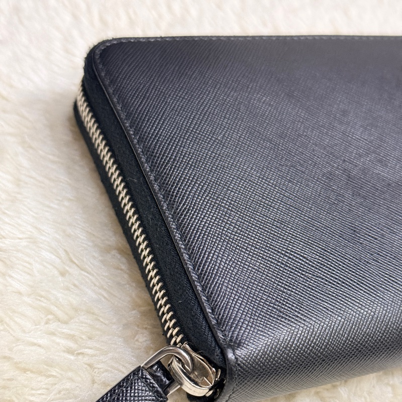 未使用閑置品✨專櫃近4萬🏅商務人士必備的Prada黑色防刮牛皮拉鍊長夾  商務長夾 護照錢包 卡層多 有拉鍊零錢袋-12