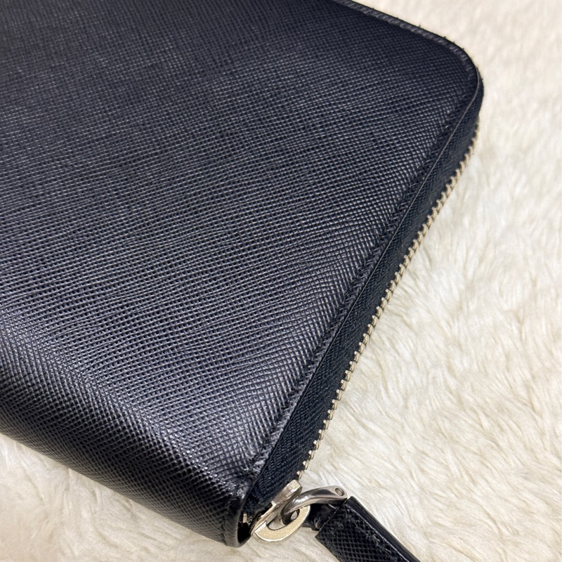 未使用閑置品✨專櫃近4萬🏅商務人士必備的Prada黑色防刮牛皮拉鍊長夾  商務長夾 護照錢包 卡層多 有拉鍊零錢袋-18