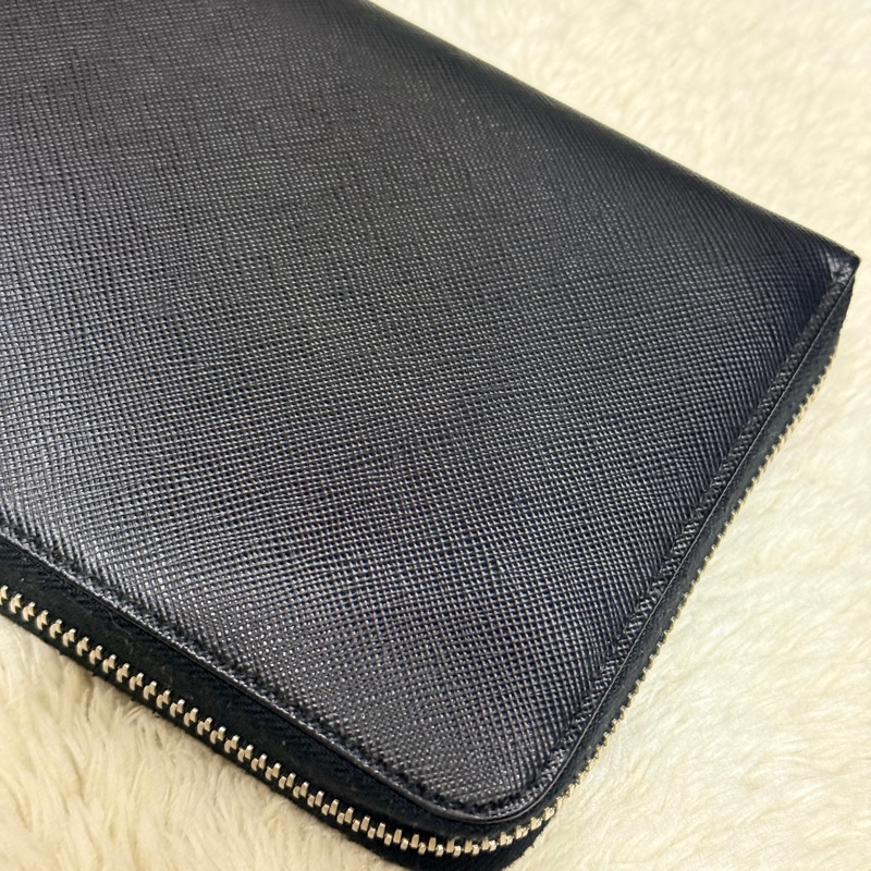 未使用閑置品✨專櫃近4萬🏅商務人士必備的Prada黑色防刮牛皮拉鍊長夾  商務長夾 護照錢包 卡層多 有拉鍊零錢袋-20
