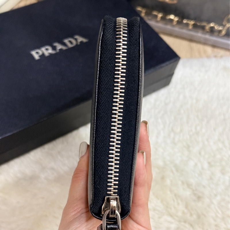 未使用閑置品✨專櫃近4萬🏅商務人士必備的Prada黑色防刮牛皮拉鍊長夾  商務長夾 護照錢包 卡層多 有拉鍊零錢袋-21