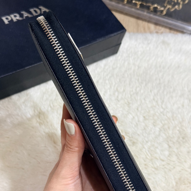 未使用閑置品✨專櫃近4萬🏅商務人士必備的Prada黑色防刮牛皮拉鍊長夾  商務長夾 護照錢包 卡層多 有拉鍊零錢袋-22