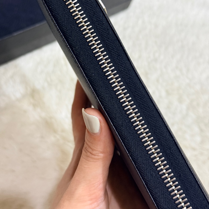 未使用閑置品✨專櫃近4萬🏅商務人士必備的Prada黑色防刮牛皮拉鍊長夾  商務長夾 護照錢包 卡層多 有拉鍊零錢袋-24