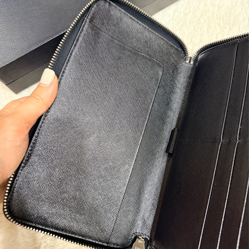 未使用閑置品✨專櫃近4萬🏅商務人士必備的Prada黑色防刮牛皮拉鍊長夾  商務長夾 護照錢包 卡層多 有拉鍊零錢袋-26