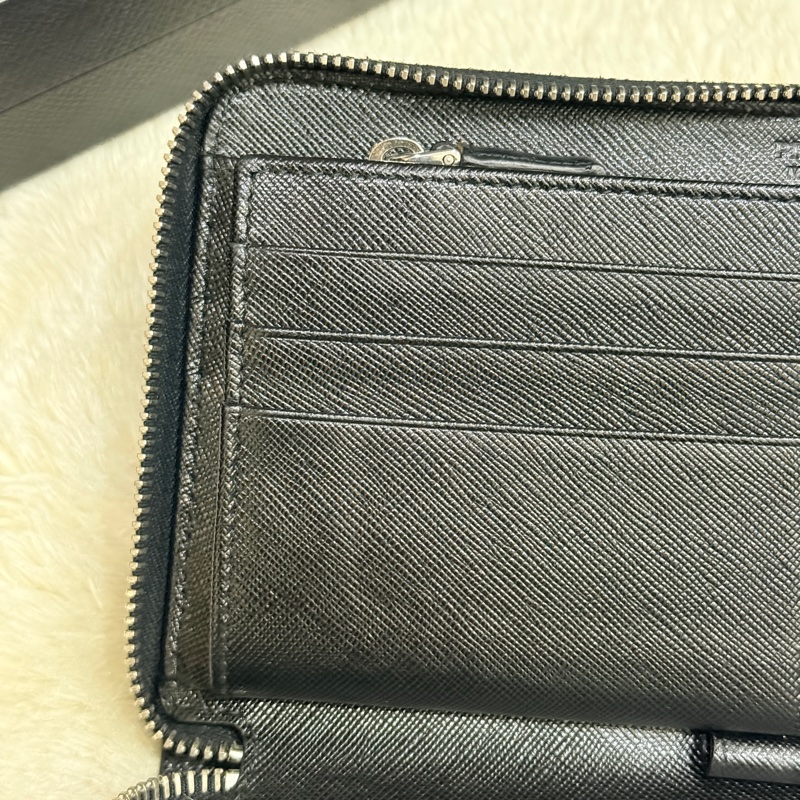 未使用閑置品✨專櫃近4萬🏅商務人士必備的Prada黑色防刮牛皮拉鍊長夾  商務長夾 護照錢包 卡層多 有拉鍊零錢袋-29