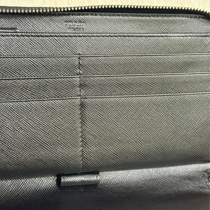 未使用閑置品✨專櫃近4萬🏅商務人士必備的Prada黑色防刮牛皮拉鍊長夾  商務長夾 護照錢包 卡層多 有拉鍊零錢袋-30