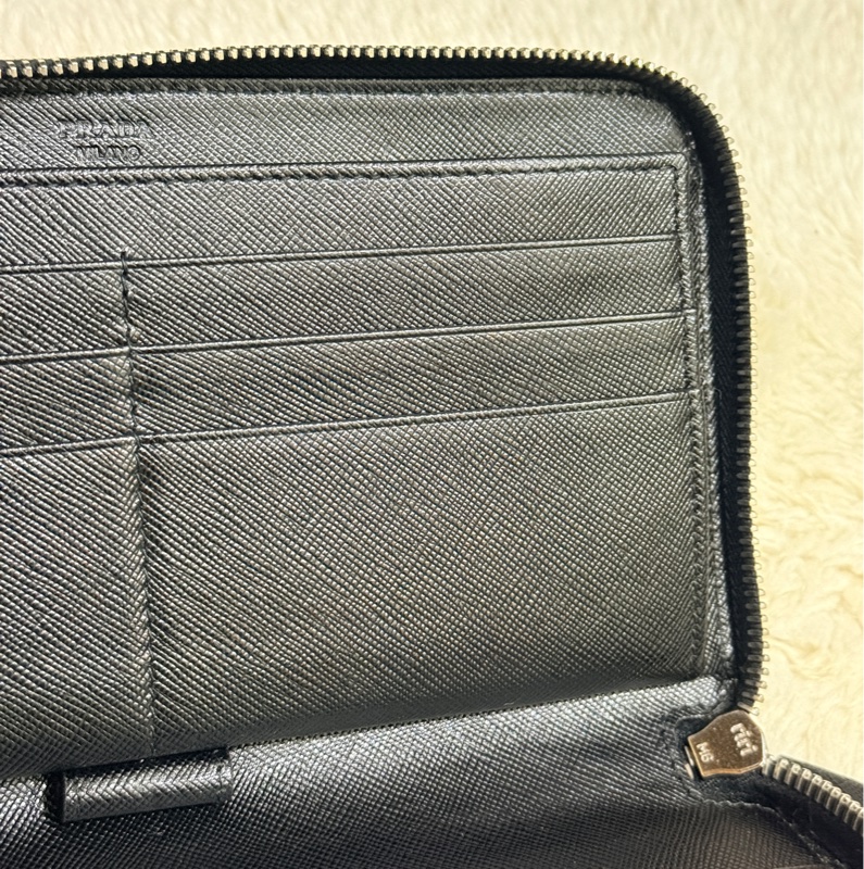 未使用閑置品✨專櫃近4萬🏅商務人士必備的Prada黑色防刮牛皮拉鍊長夾  商務長夾 護照錢包 卡層多 有拉鍊零錢袋-31