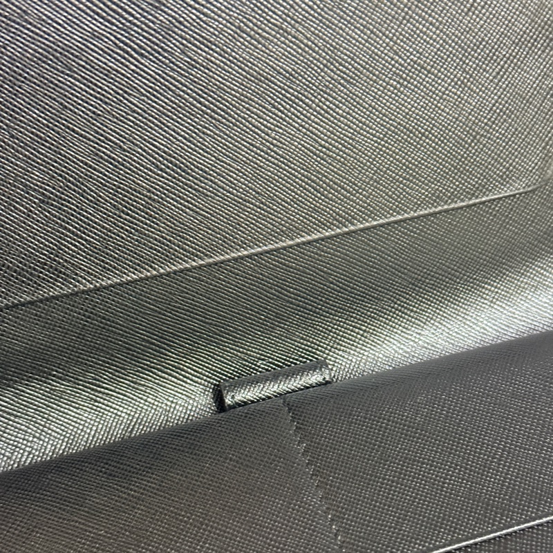 未使用閑置品✨專櫃近4萬🏅商務人士必備的Prada黑色防刮牛皮拉鍊長夾  商務長夾 護照錢包 卡層多 有拉鍊零錢袋-33