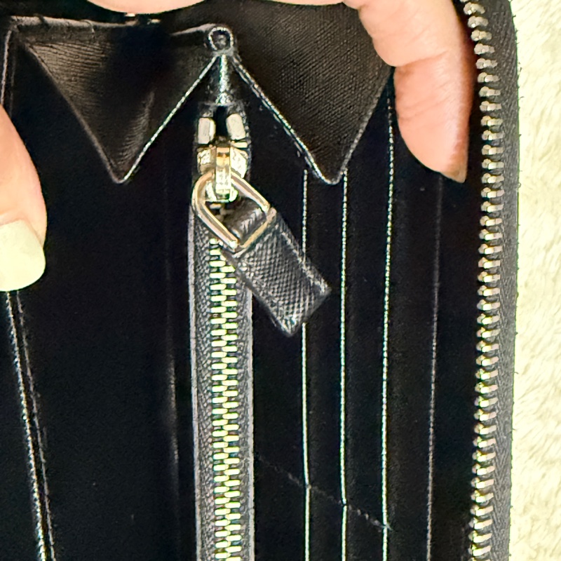 未使用閑置品✨專櫃近4萬🏅商務人士必備的Prada黑色防刮牛皮拉鍊長夾  商務長夾 護照錢包 卡層多 有拉鍊零錢袋-36